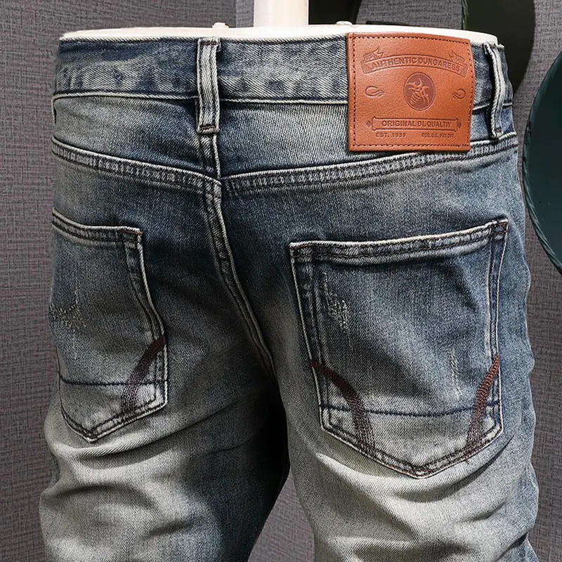 Jeans da uomo di moda di strada, jeans ondulati slim fit elastici retrò di alta qualità, pantaloni blu retrò a tubo dritto italiano da uomo,