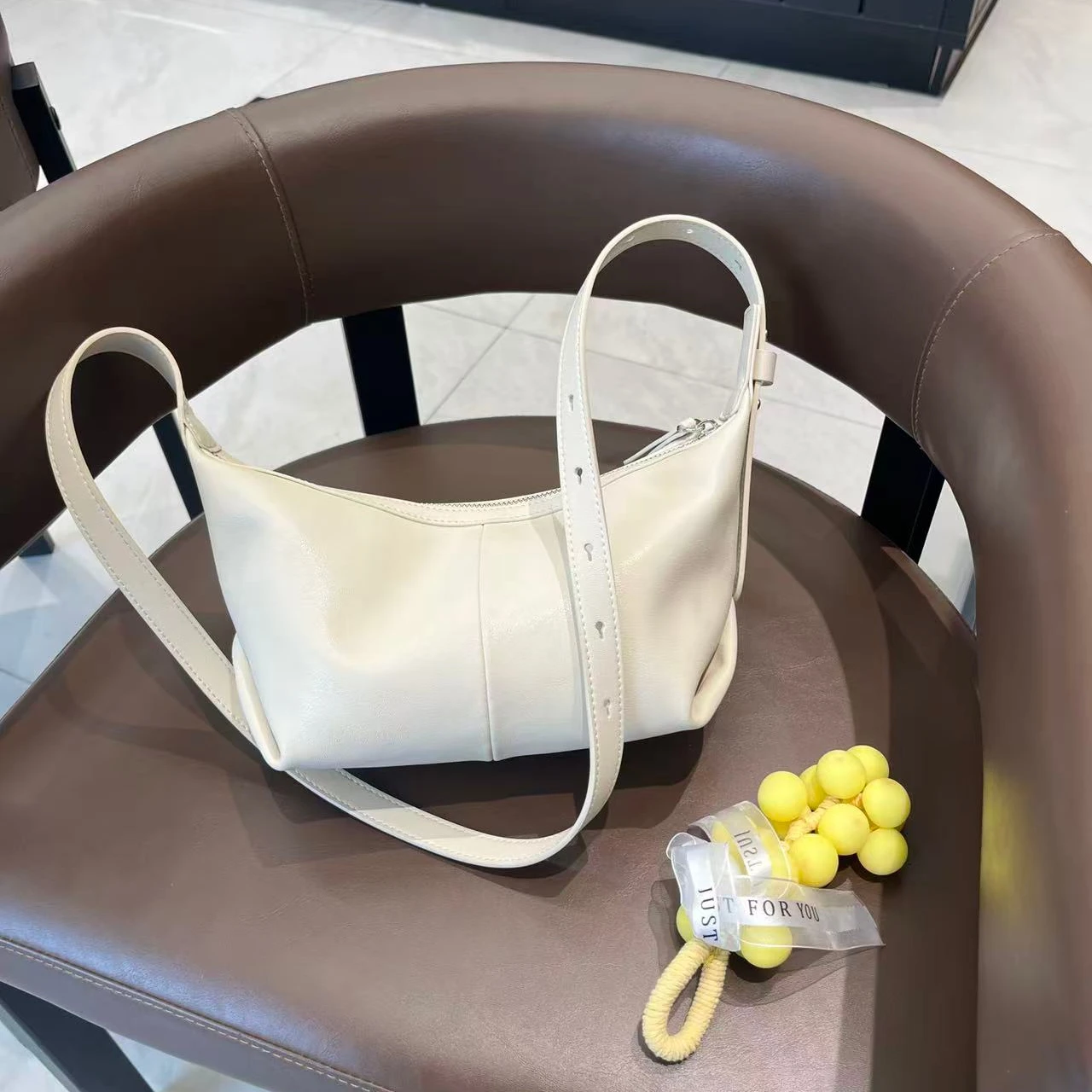 borsa-da-donna-a-forma-di-raviolo-elegante-e-versatile-in-pelle-di-vacchetta-di-alta-qualita-da-portare-a-spalla-o-a-tracolla-di-bide