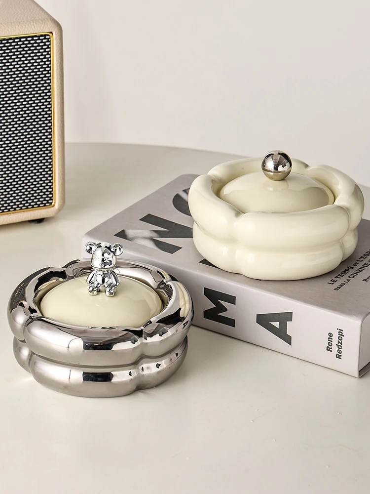 

Trendy Gold-Stamped Ceramic Ashtray Creative Office Bear Design with Lid Yellow Color Home Living Room Decorative Accessory