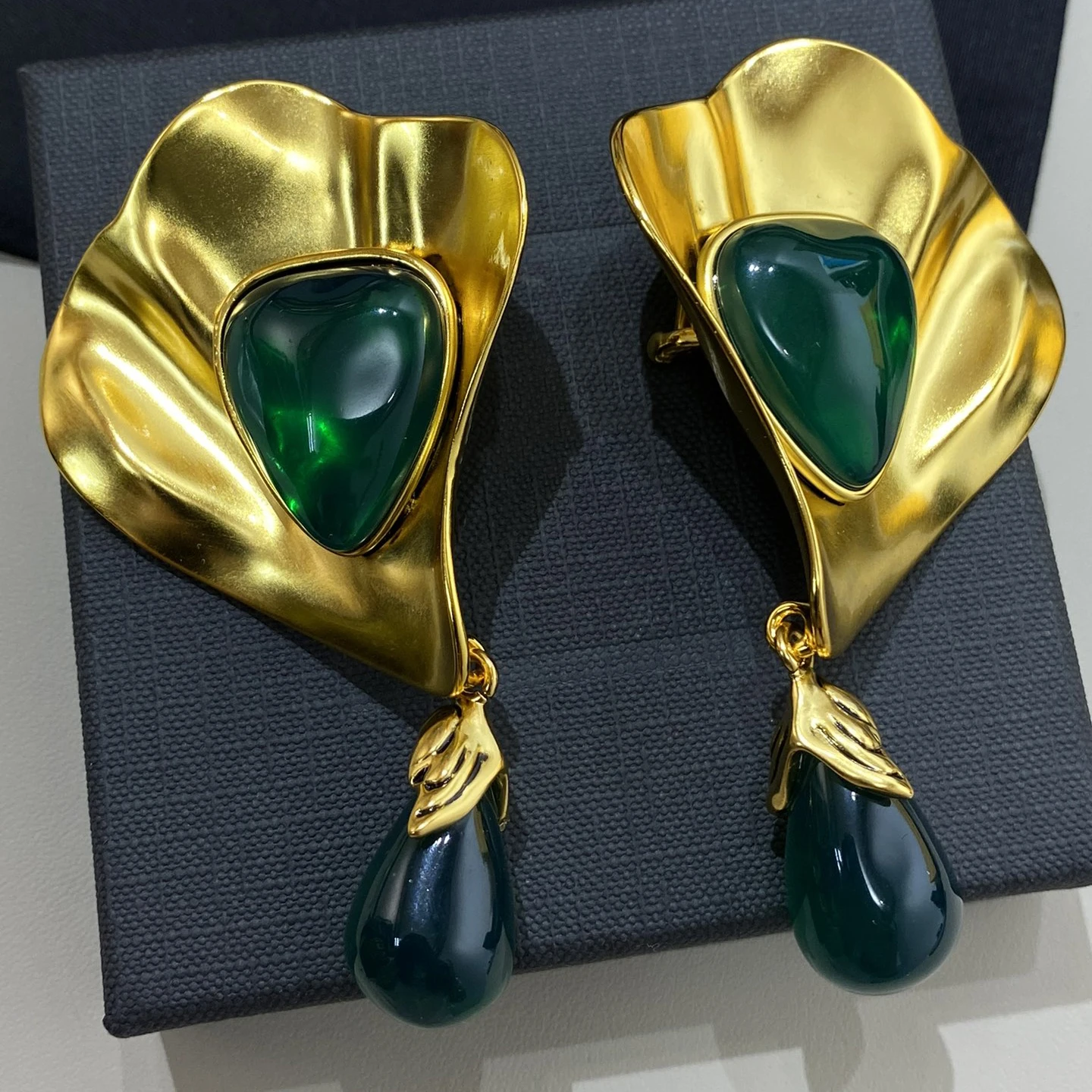 

Europe America Designer Brass Plated Gold Flower Green Resin Earrings Ear Clip Women Luxury Jewelry Party Trend