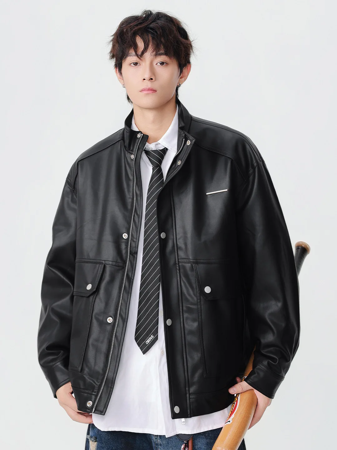 

Черная куртка из искусственной кожи для мужчин и женщин. Модная, острая и непринужденная повседневная кожаная куртка.