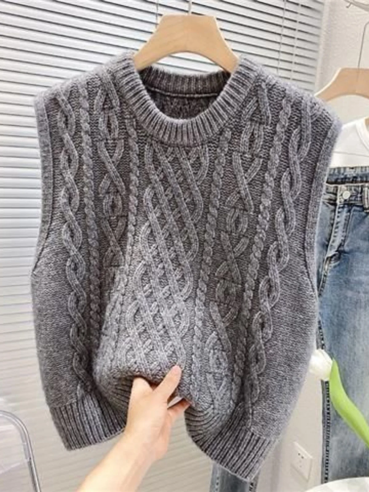 

Retro Twist Knitted Sleeveless round Neck Vest Women's Autumn Winter Outerwear Warm Fleece Vest Comfortable Loose Fit