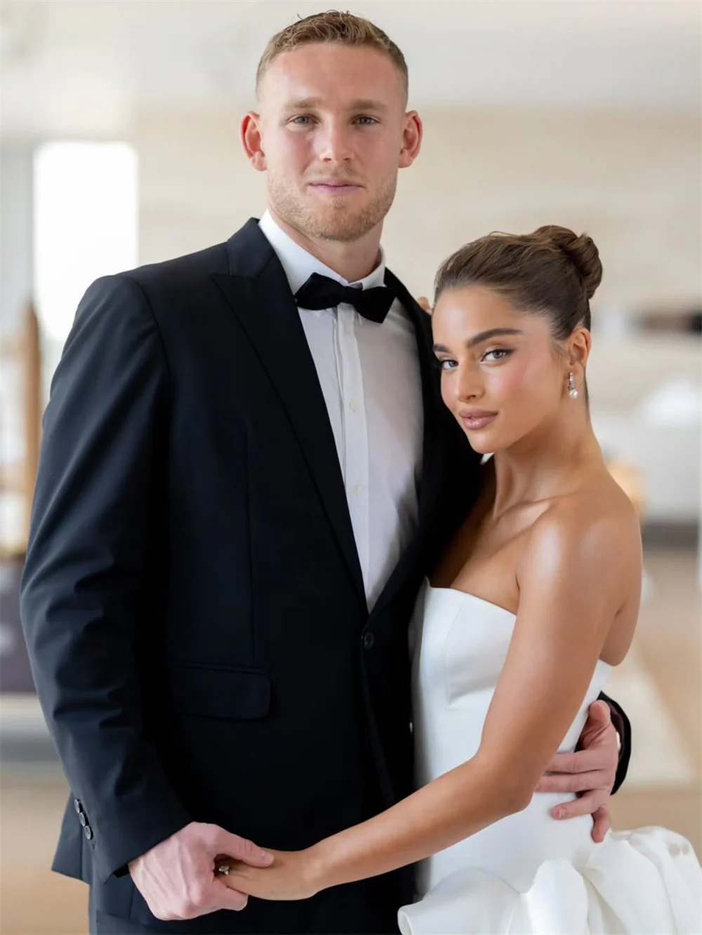 طوكيو مخصص فساتين زفاف أنيقة من الساتان بدون حمالات بدون أكمام من الخلف برباط علوي زي العرائس 2025 فساتين زفاف بيضاء على شكل حرف a #3