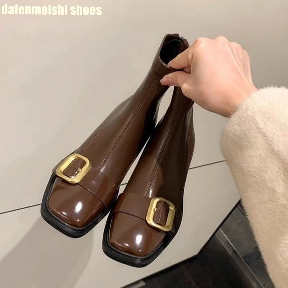 

Осень 2024, новые женские ботильоны из лакированной кожи, маленькие золотые ботинки с пряжкой и квадратным носком, эластичные ботинки на массивном каблуке с молнией сзади, короткие ботинки