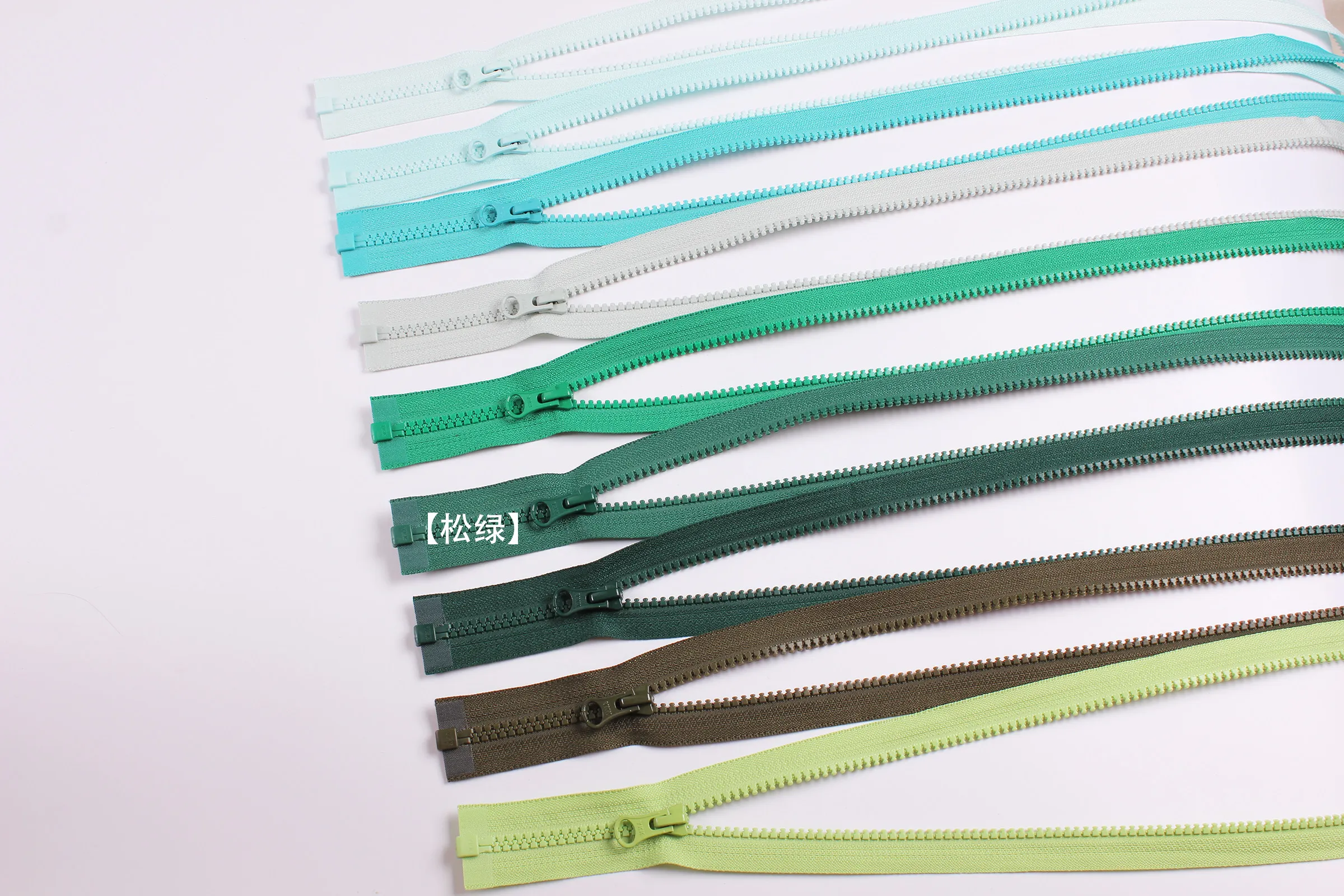 YKK-Reißverschluss Nr. 5 Harz-Gummi-Zahnöffnung, Reißverschluss am Schaf, dicke Schuljacke, Daunenbaumwolle, Echt – Detail 28