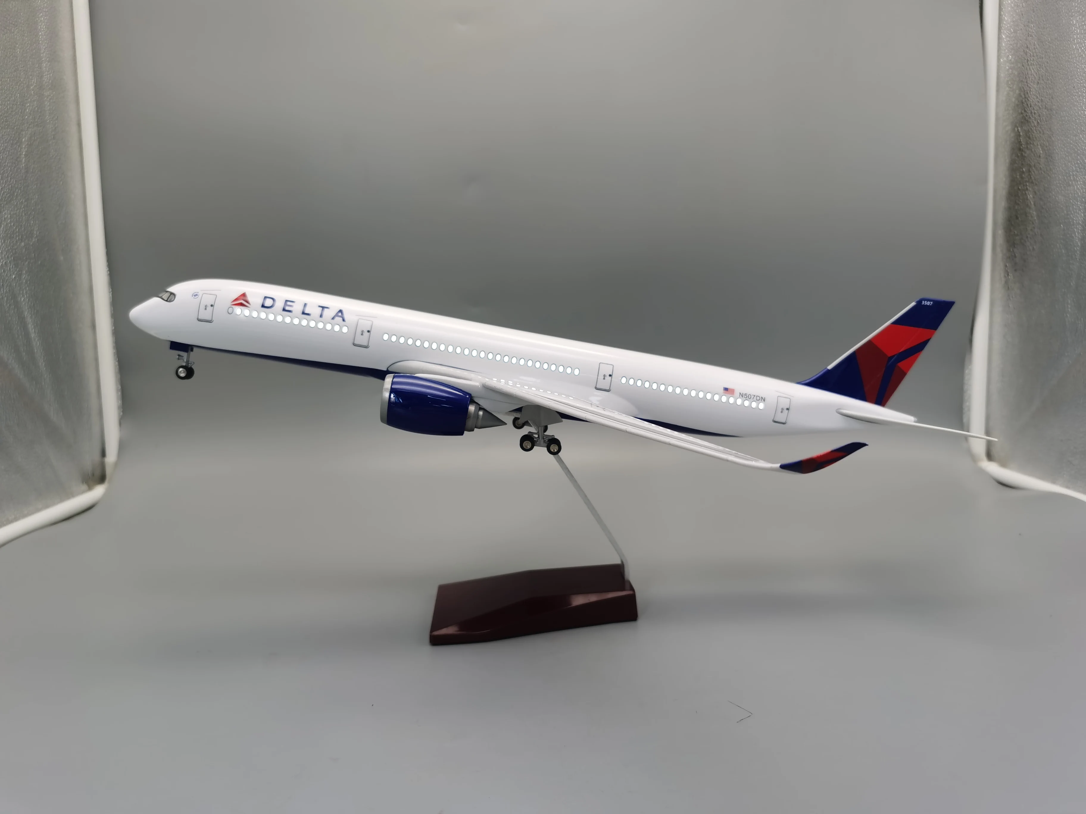 NEW 1/142 Scale 47CM Airplane Airbus A350 Delta Airline Model LED Light & Wheel Landing Gear Plastic Resin Plane Model Toy