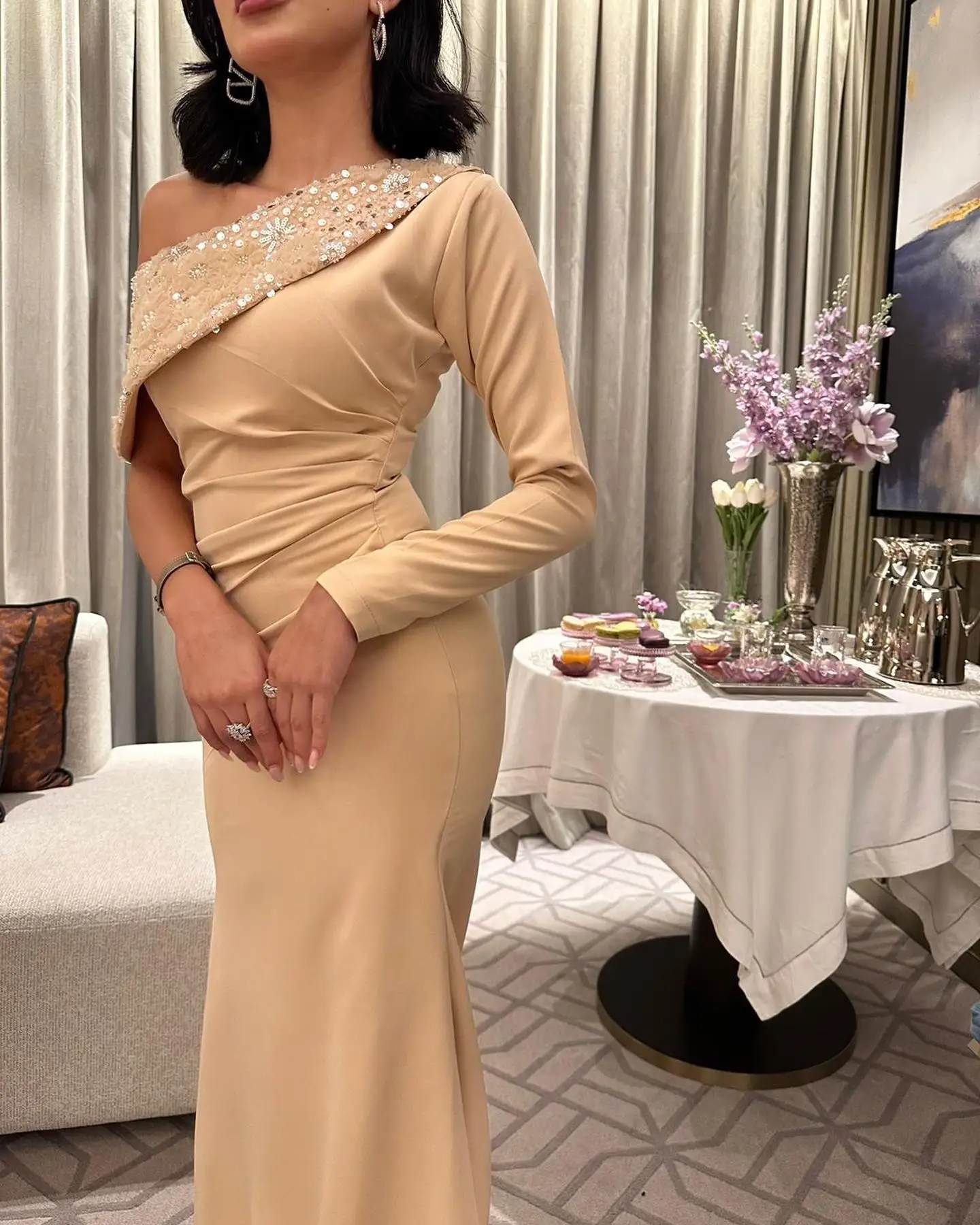 ที่กําหนดเองคลาสสิกJerseyชุดราตรีAppliquesประดับด้วยเลื่อมคริสตัลหนึ่งไหล่แขนยาวชุดราตรีSweep Train Party Dress