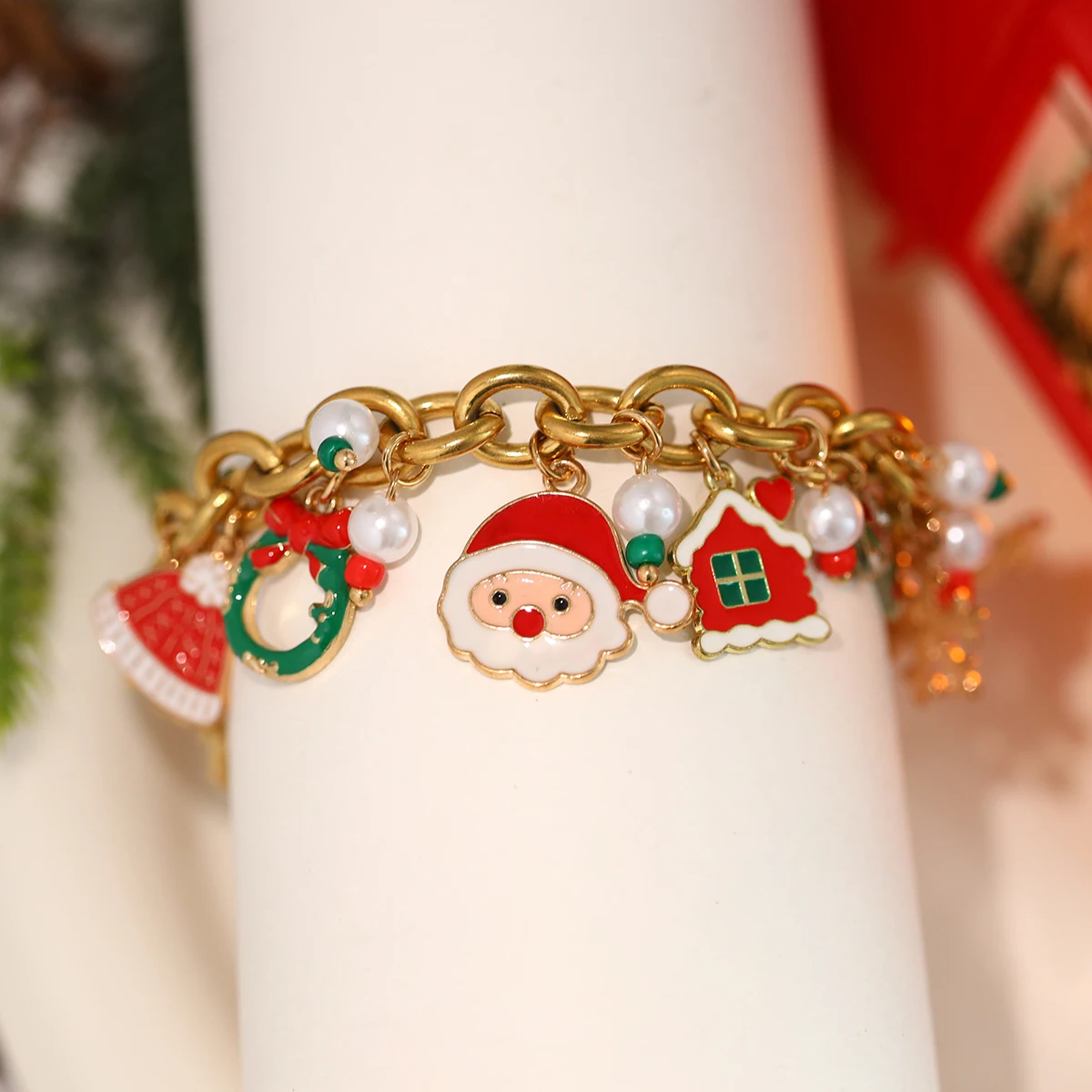 1-PieceNew Christmas-Themed Metal Bracelet with Santa Claus, Santa Hat, Cabin & Reindeer Designs(color random)