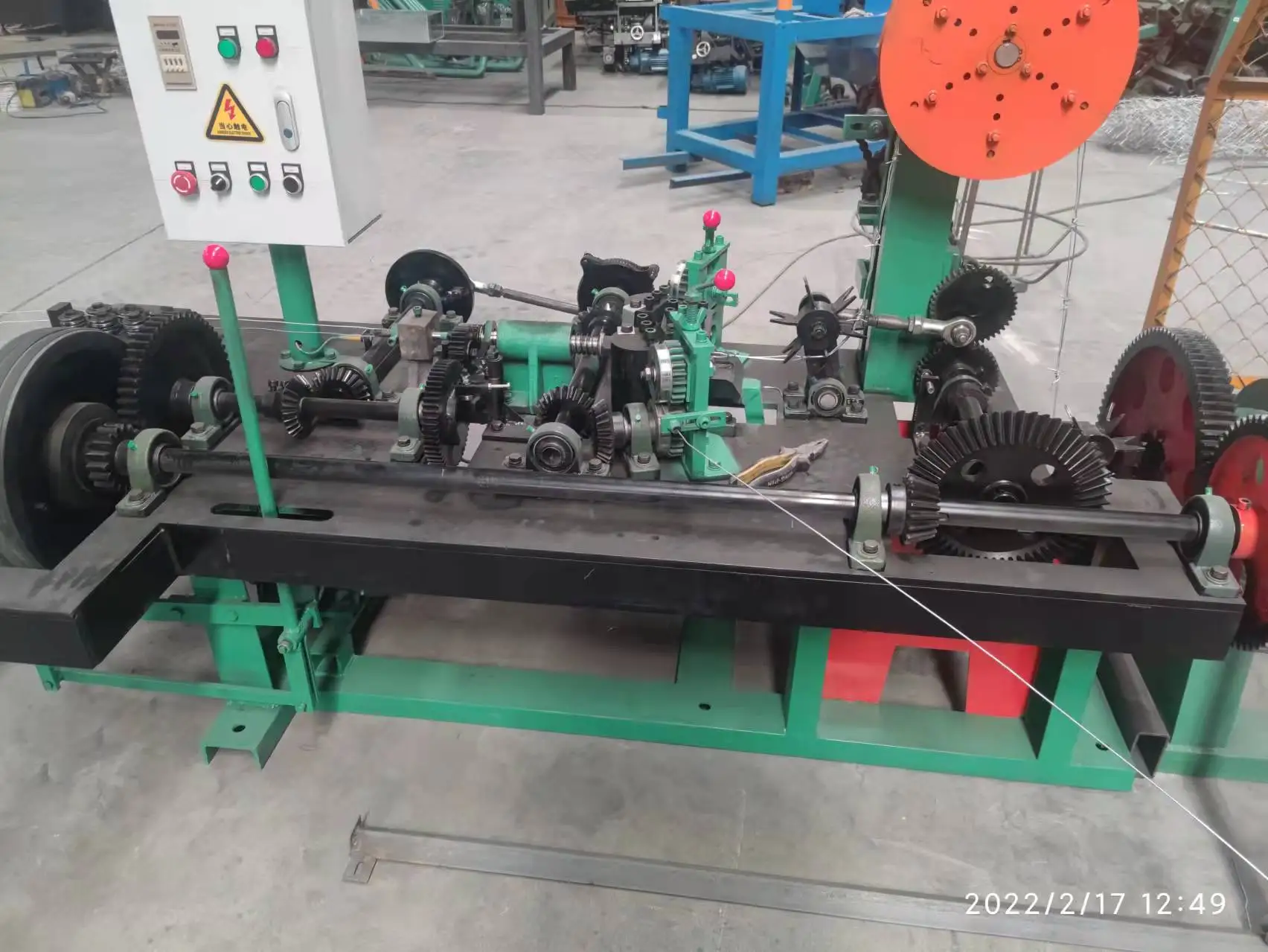 رائجة البيع آلة الأسلاك الشائكة الإيجابية والسلبية لصنع الأسوار المصنوعة في الصين