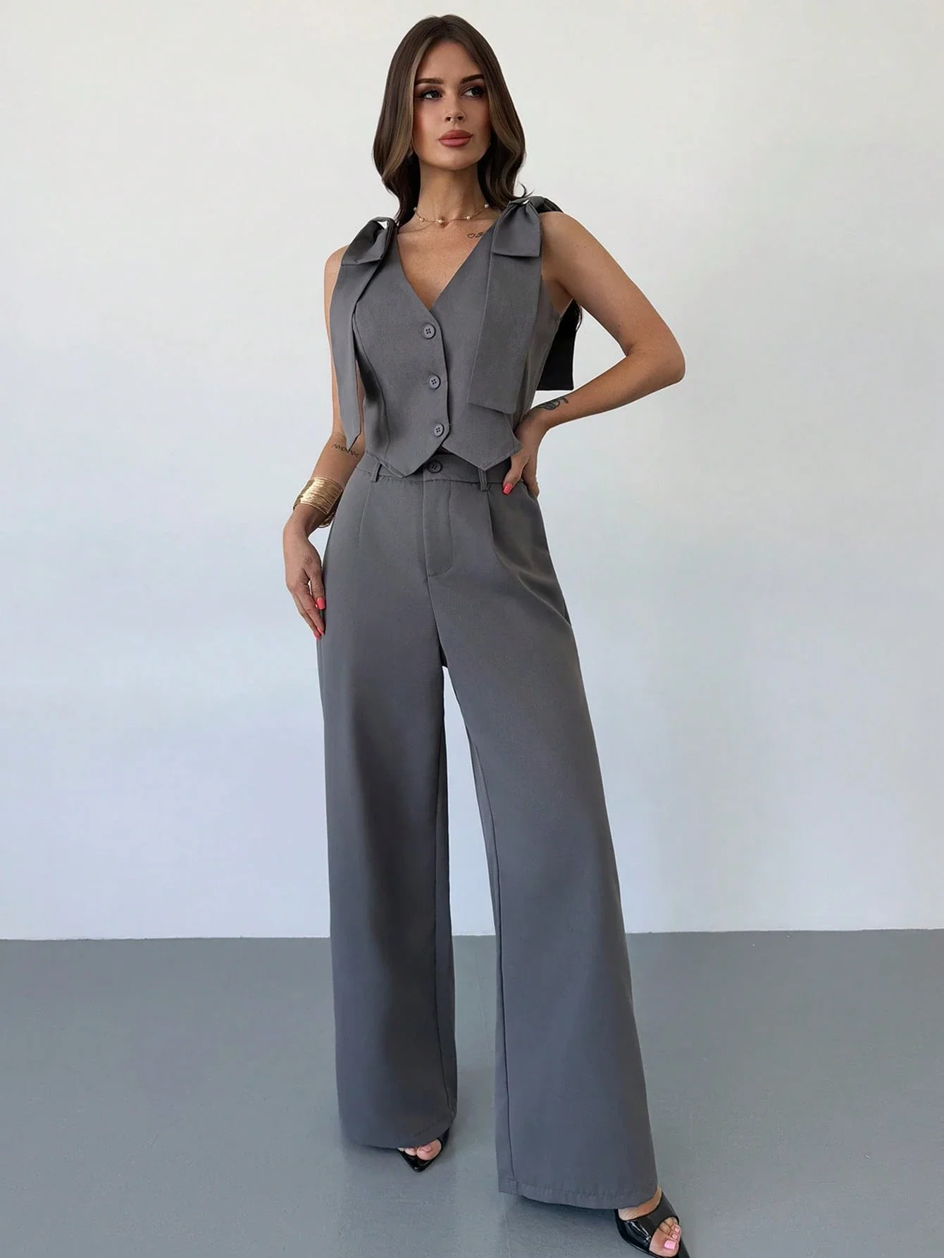 

Женский костюм-двойка: серые брюки-палаццо и укороченный жилет. Элегантный офисный и уличный стиль.