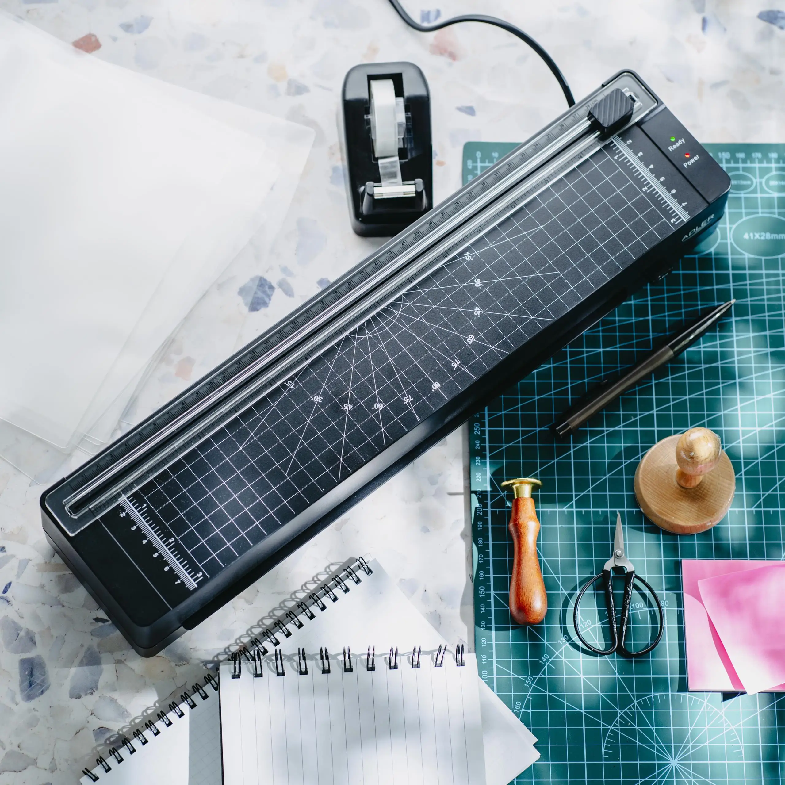 ماكينة تغليف سوداء مقاس A3/A4 مع ماكينة تشذيب وتصفيح سريع وآمن، مجموعة أدوات تشغيل نظام مضاد للخبز كاملة