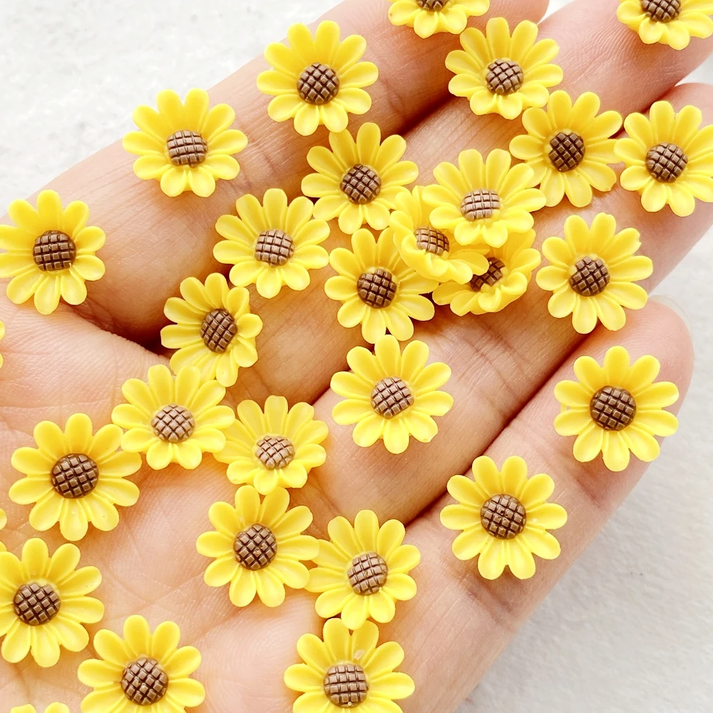 50 Stück neue gemischte Nagelkunst-Harz-Chrysanthemen in Gelb, Designer-Charms, Strass, DIY-Bastelbedarf für 3D-Nageldekorationen