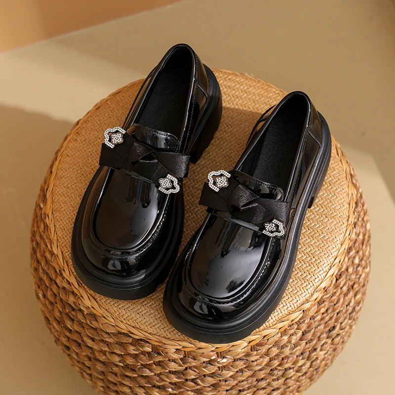 

Лоферы со стразами в британском стиле. Новинка весны и осени 2026. Универсальные маленькие кожаные туфли, лакированные кожаные туфли на толстой подошве.