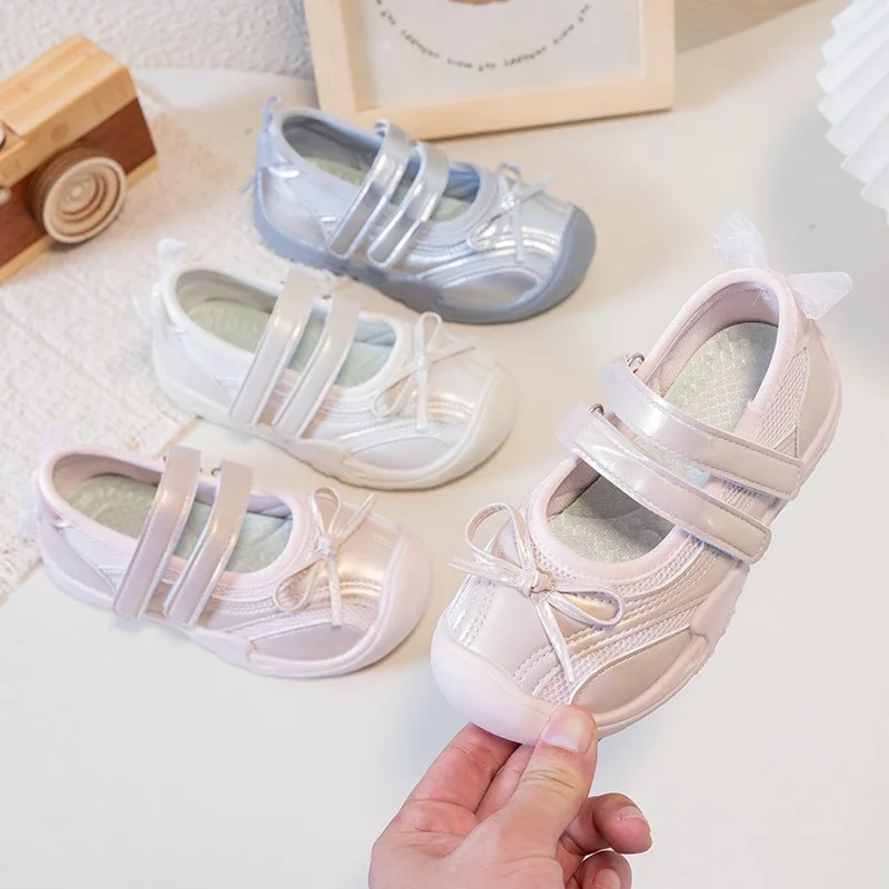 Mary Jane Sneaker für Mädchen, atmungsaktive Schuhe mit Schleifendekor aus Mesh, lässige Freizeitschuhe mit doppelten Klettverschlüssen für Frühling und Sommer. – Detail 2