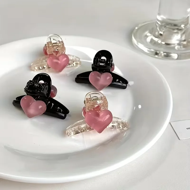 2-teiliges Set mit niedlichen herzförmigen Haarspangen aus Kunststoff, geeignet für Damen. Leuchtende Farben, perfekt für seitliche Ponyfransen – Detail 4