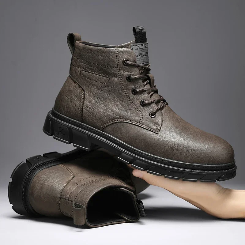 

Мужские ботинки 2025 года, мужская новая модная мужская обувь среднего размера, рабочая одежда в британском стиле, кожаные ботинки, мужские кожаные туфли с высоким берцем, летние