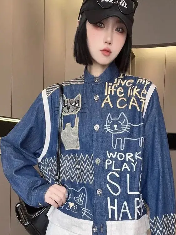 

Женская джинсовая рубашка, весенне-осенняя, новый дизайн, с мультяшной вышивкой, воротник-стойка, длинный рукав, на одной пуговице, модный топ