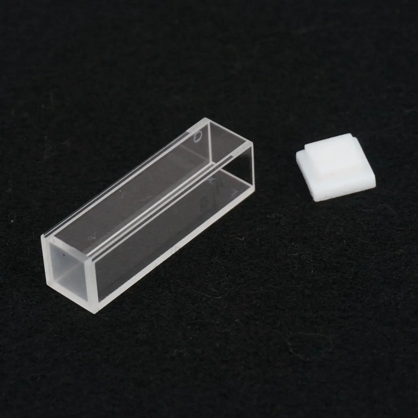 3.5ml 10mm Path JGS1 Quartz Cuvette Cell With Lid 4-faces Polish For Fluorescence Spectrometer