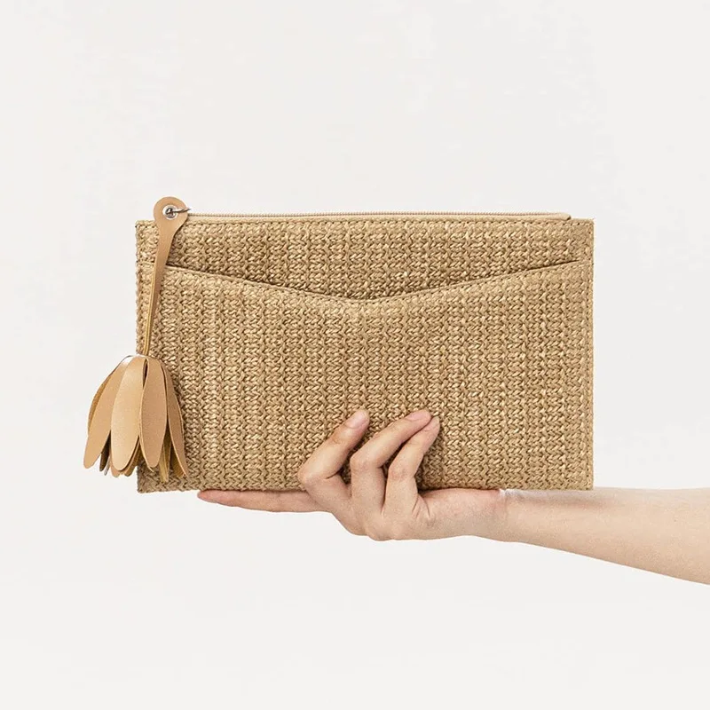 Casual Straw Clutch Bag for Women Bohemian Tassel Envenlope Bag Paper Weave Summer Beach Bag Small Female Purses for Party 2024