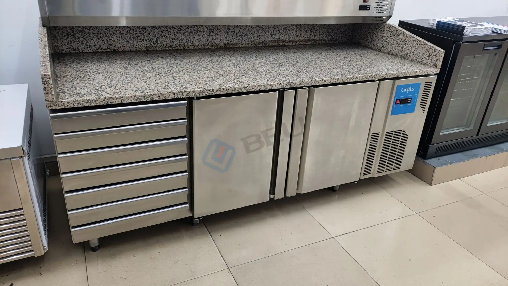 Desain Hemat Energi Bakery Counter Chiller Pizza Top 2 Pintu Di Bawah Counter Chiller Dengan 7 Laci