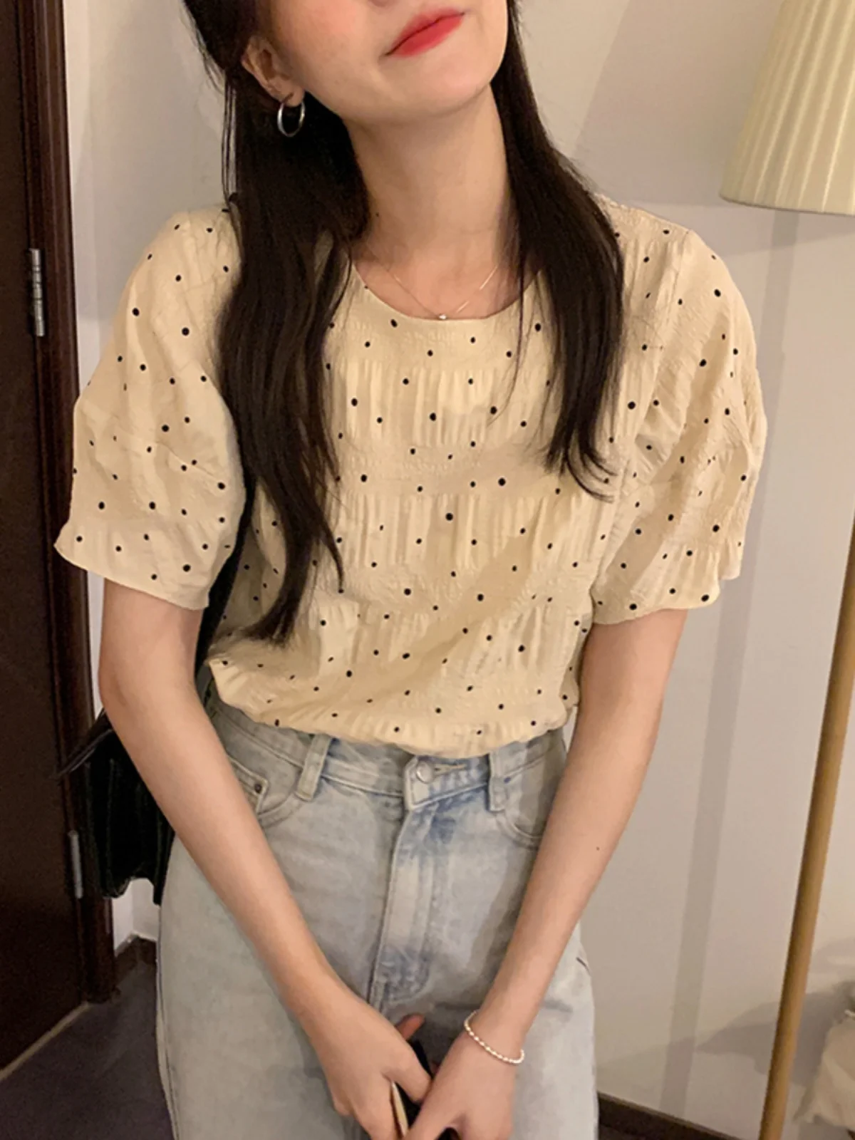 Koreański styl Sle Chic Retro w grochy, luźny, okrągły dekolt, krótki rękaw, bluzka damska na lato, luźny krój, marszczony design.