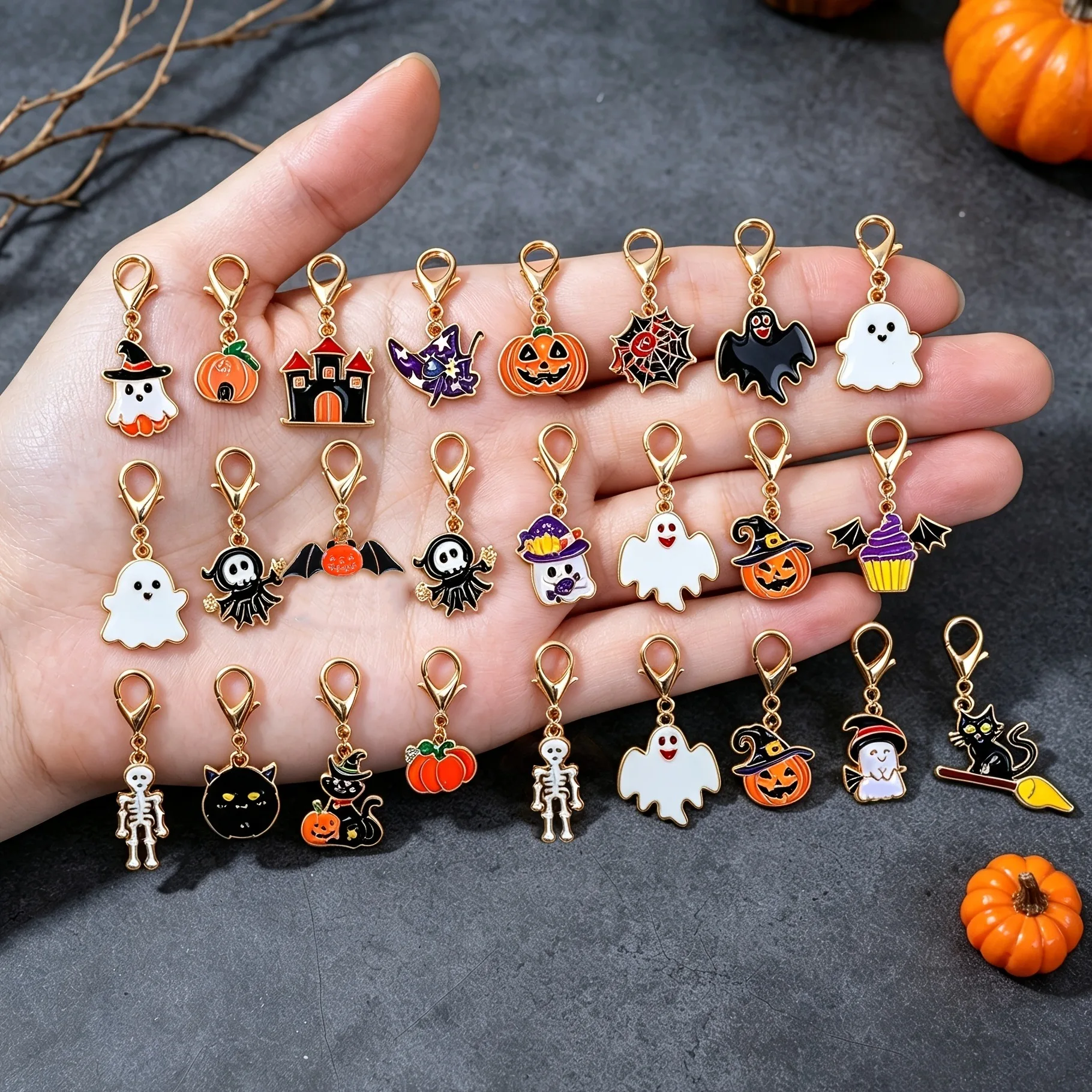 24 Stück zufällige Halloween-Kreativ-Mode-Schlüsselanhänger-Anhänger: Geister, Kürbisse, Fledermäuse, schwarze Katzen, DIY-Zubehör für Taschen, Armbänder und Anhänger. – Detail 2