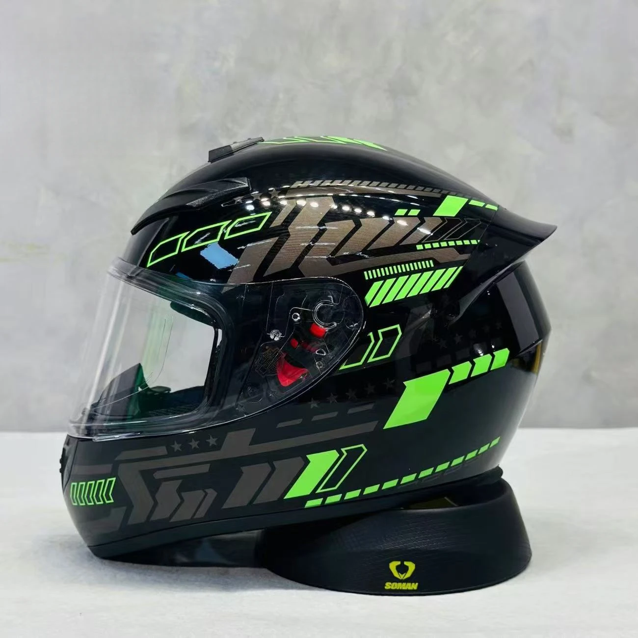 

Luxury Touring Full Face Motorcycle Helmet with Superior Comfort Liner and Excellent Soundproofing for Urban Long Distance Rides