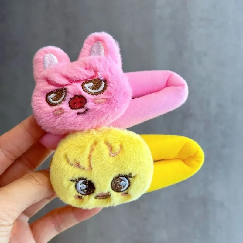 أحدث مشابك غرة لطيفة من skzoo 2025، ودبابيس شعر كرتونية كبيرة، وبضائع للحفلات الموسيقية