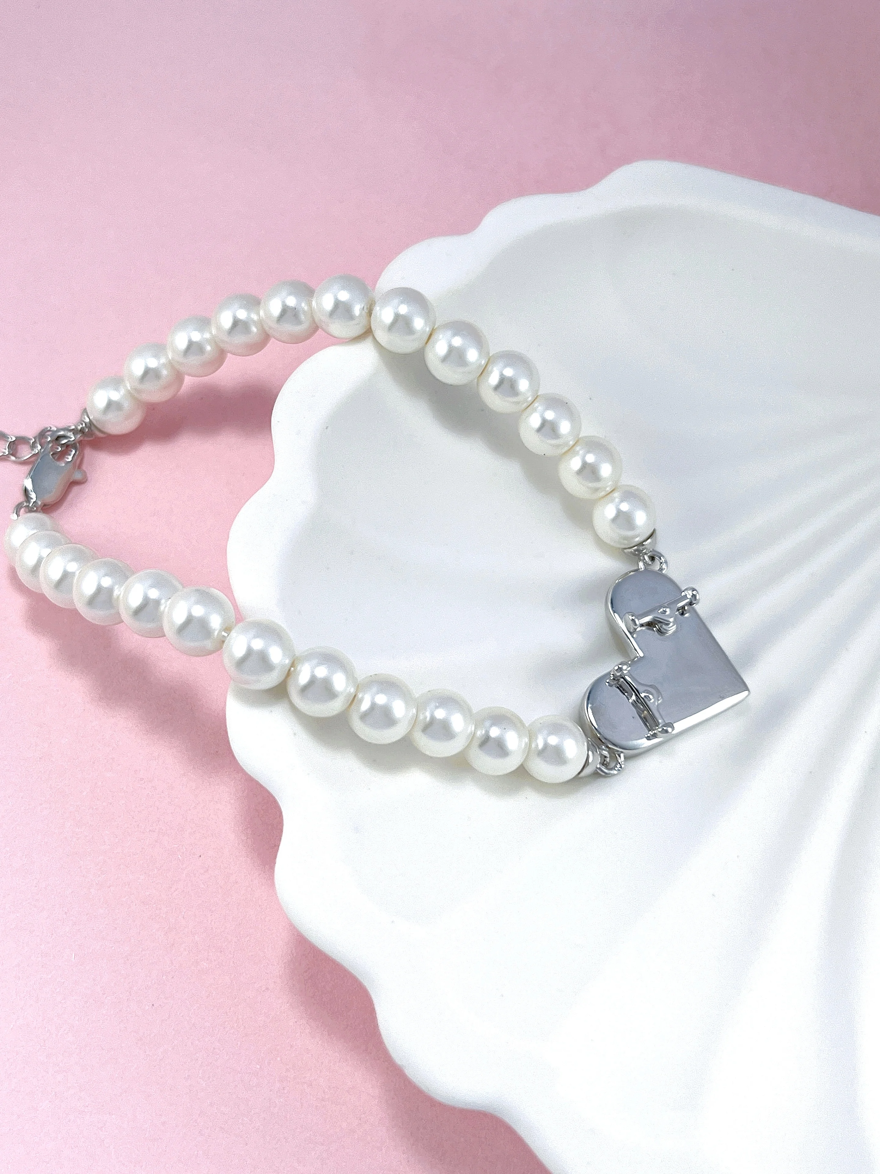 

Cross-Border New Arrival: Heart-Shaped Imitation Pearl Beaded Bracelet Niche Fashion Commuter Accessory: Premium Elegance