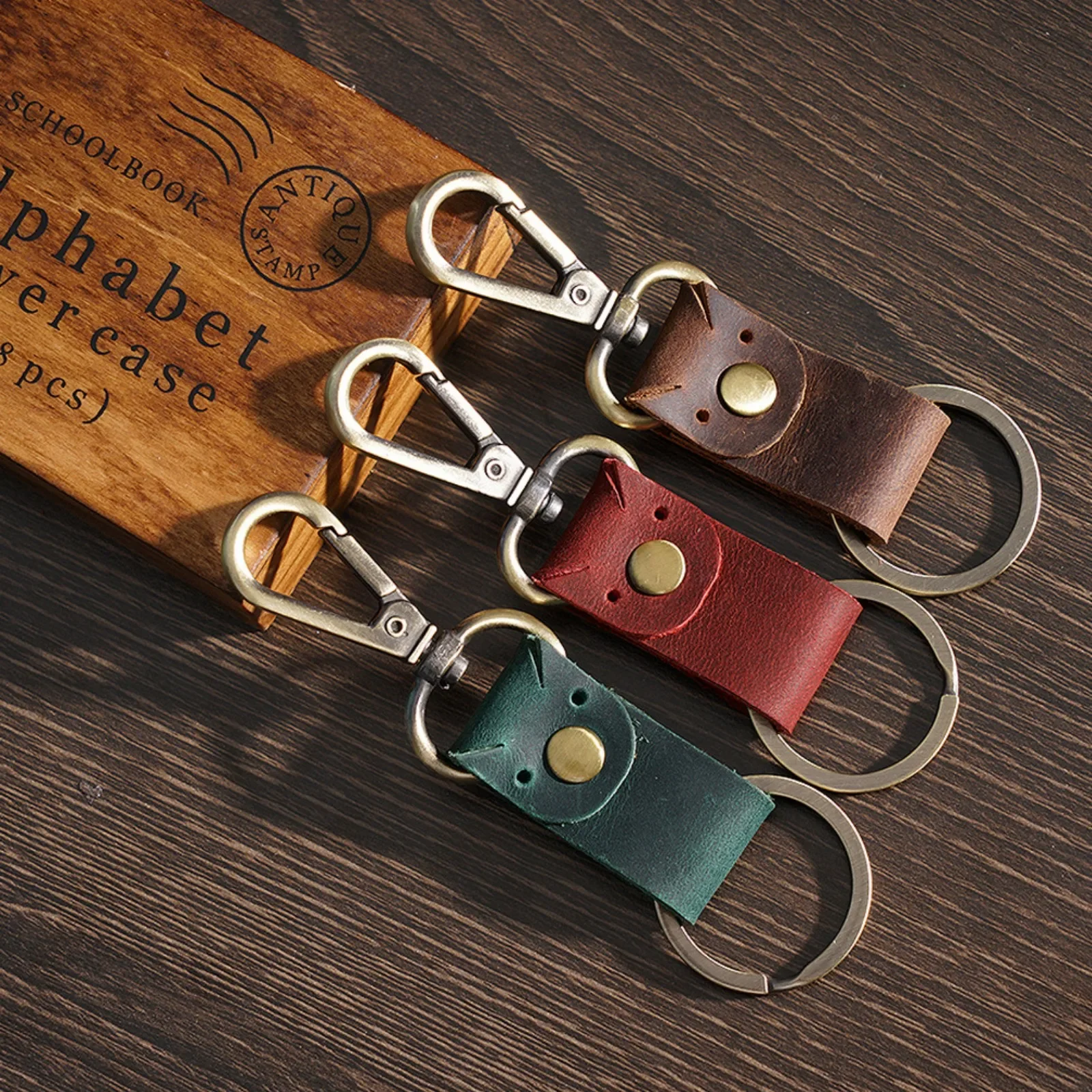 

Genuine Leather Car Key Holder Vintage Leather Keychain with Key Ring Portable Car Key Fob Organizer for Women Men Travel Gift
