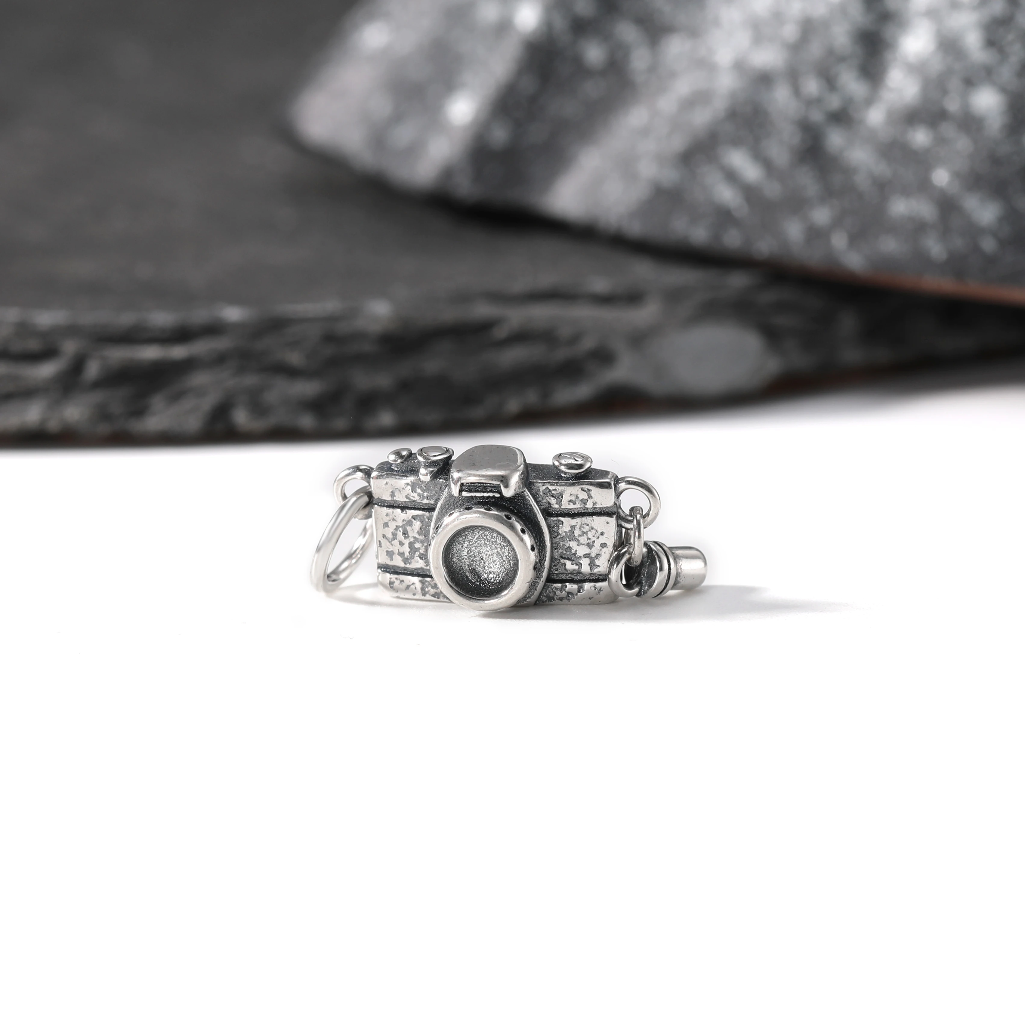 

DJ387 authentic 925 sterling silver fashion James Avery 35mm camera and tube pendant