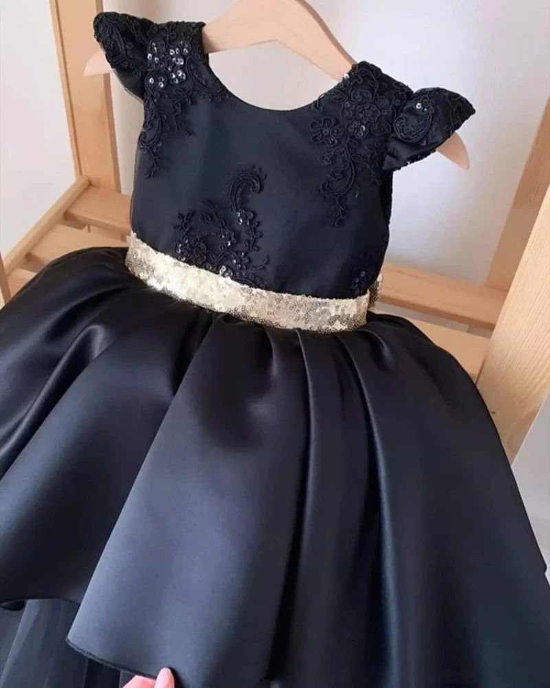 Nuove ragazze di fiore nere e dorate vestono collo alto con corsetto sul retro Abito da spettacolo per prima comunione per bambini di design in cristallo personalizzato