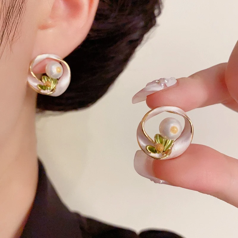 

Earrings woman 2025 trend White enamel Simulated pearl floral Precious ear stud