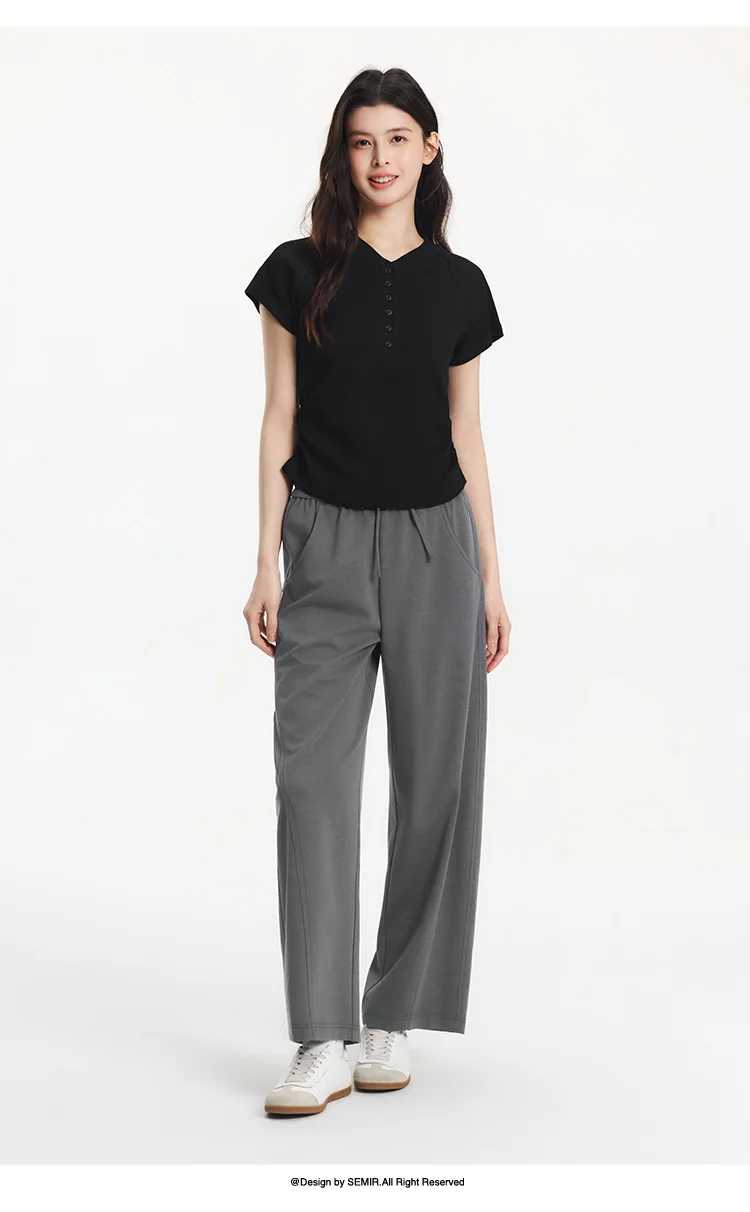 Damenhosen: Lässige, geschlitzte, lockere, geschwungene Slim-Fit-Hose im minimalistischen, vielseitigen Stil mit geschwungenem Bein – Sommermode 2026 für den Alltag – Detail 7