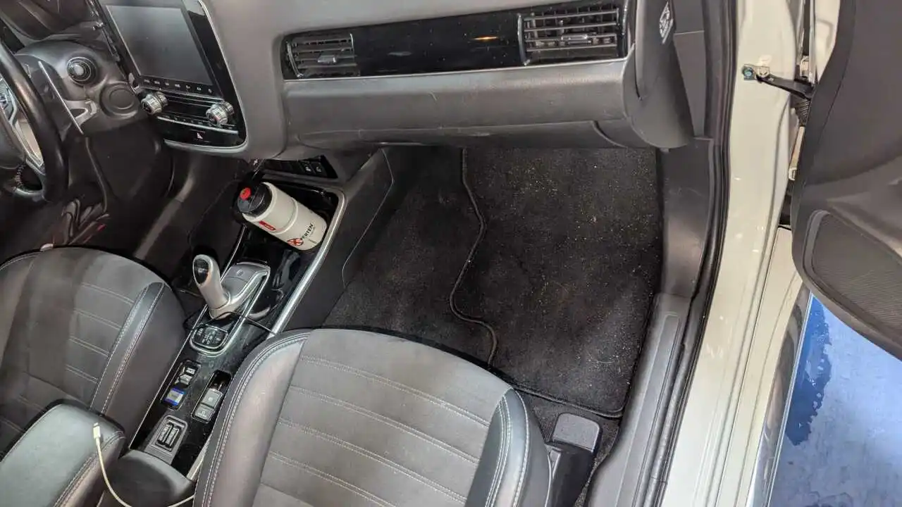 

8 AUTOMOBILE LEATHER RUG AUTO