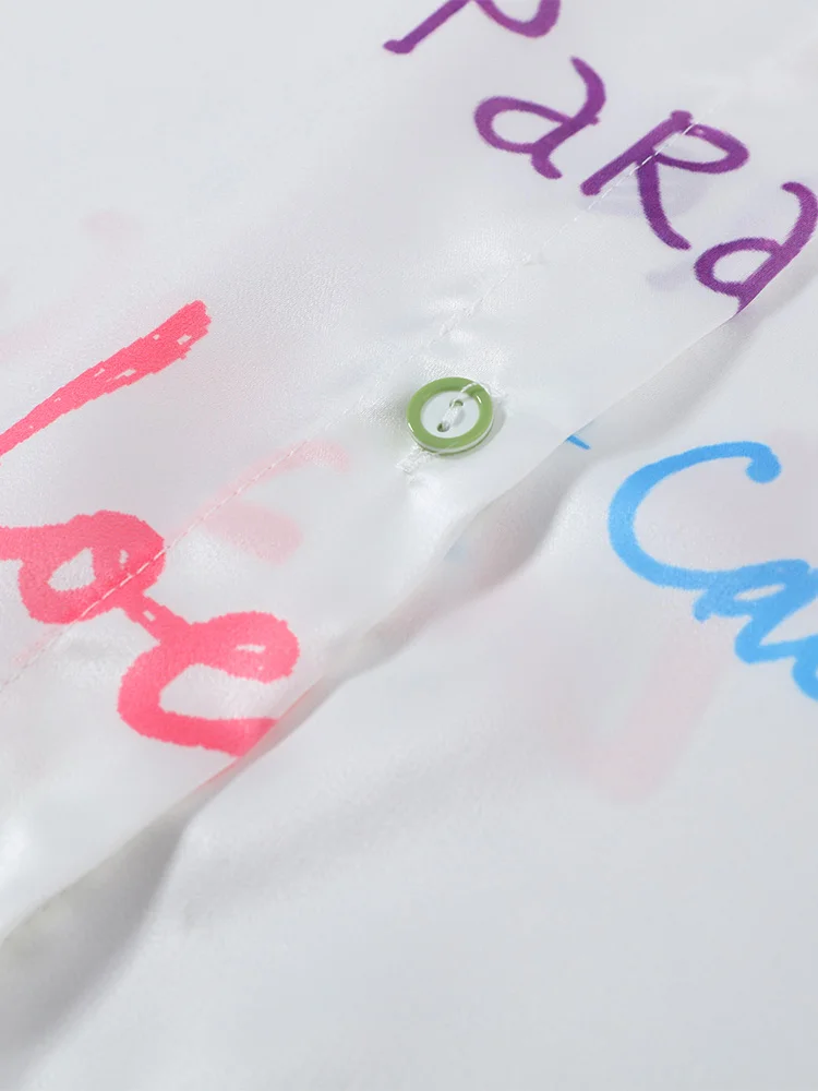Damen Zweiteiler Set: Farbenfrohe Bluse mit Graffiti-Buchstaben-Print, Hemdkragen und Weite Hose – Urlaubskleidung – Detail 7