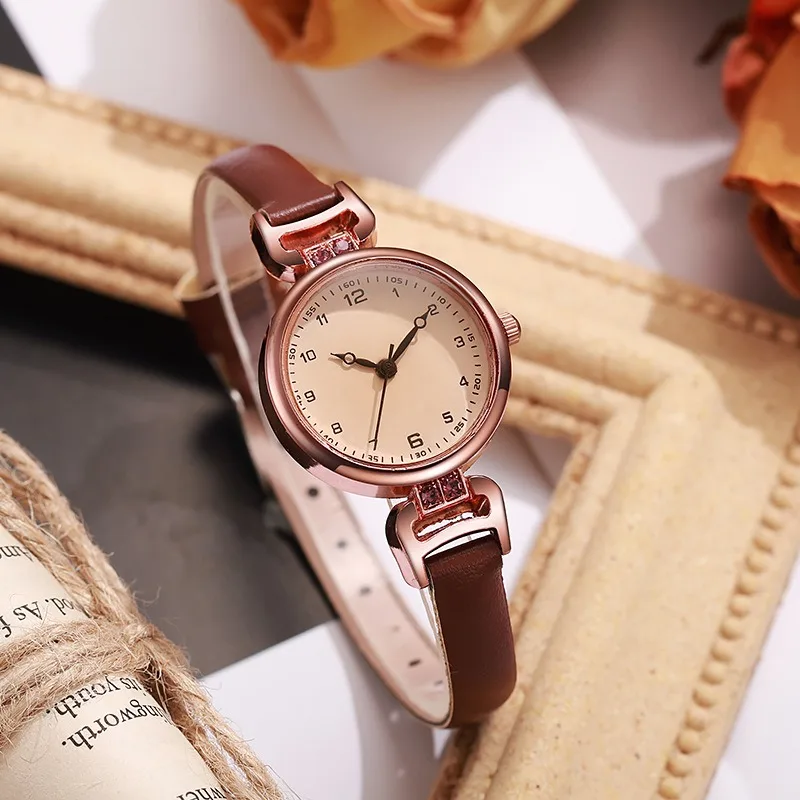 Orologio da donna, nicchia, lusso leggero, temperamento di fascia alta, quadrante piccolo compatto, semplice retro, sensazione di fascia alta, può essere personalizzato