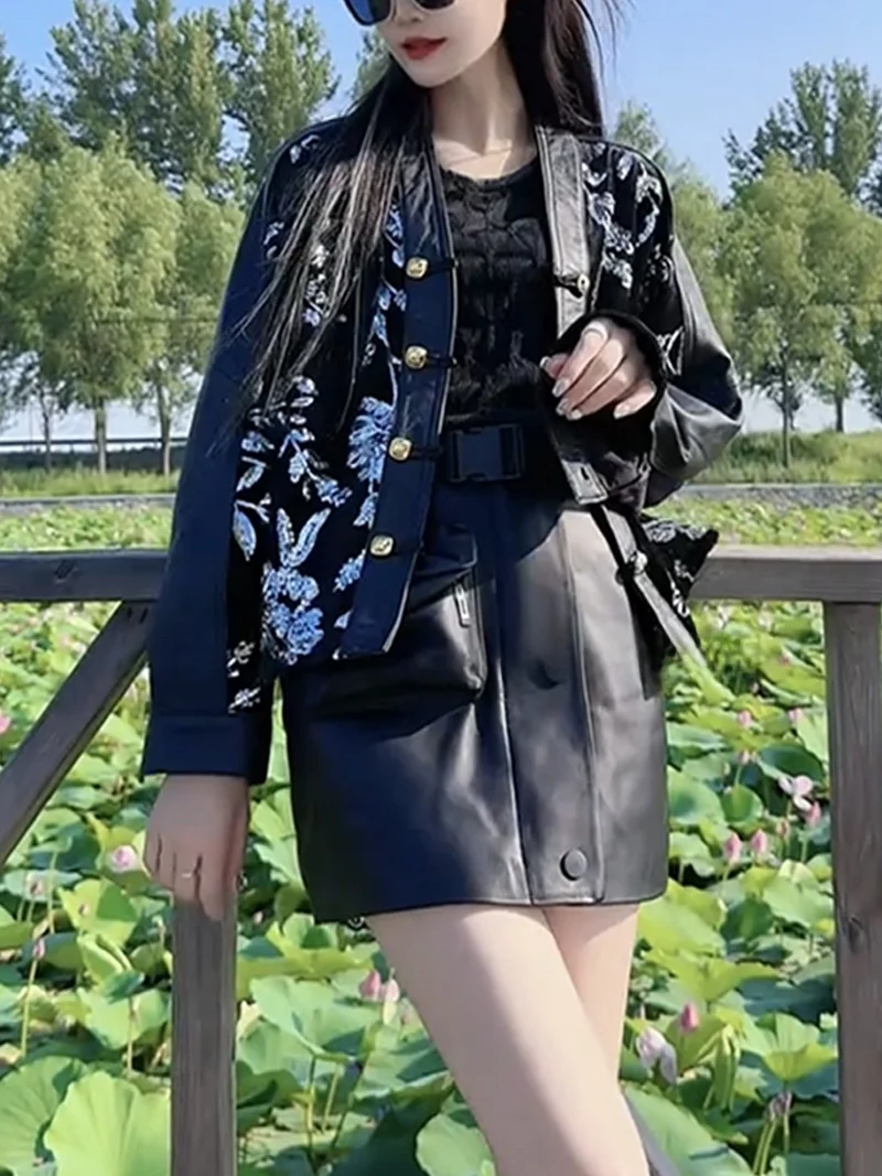 เสื้อแจ็คเก็ตหนังแท้ Haining Spring 2024 รุ่นใหม่ สไตล์สปอร์ต สำหรับผู้หญิง คอวี ติดกระดุมทอง แต่งผ้ากำมะหยี่
