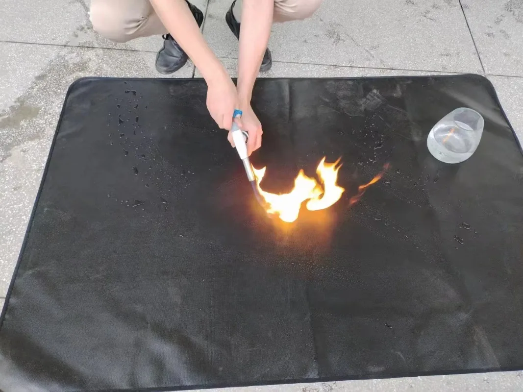 Fabric fire grating mats for fireplaces/pits High temperature resistant spark oil Food residue Keep decks and lawns clean