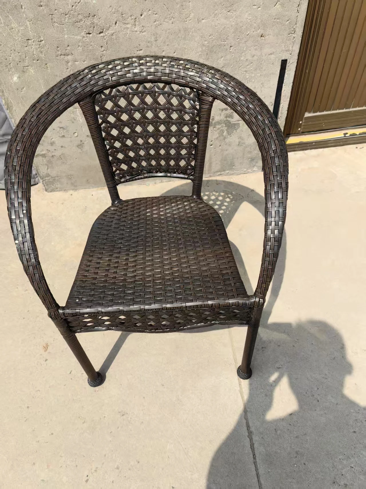 مجموعة أثاث خارجي كرسي بذراعين منسوج من الخيزران لحديقة الشرفة كرسي طعام أبيض