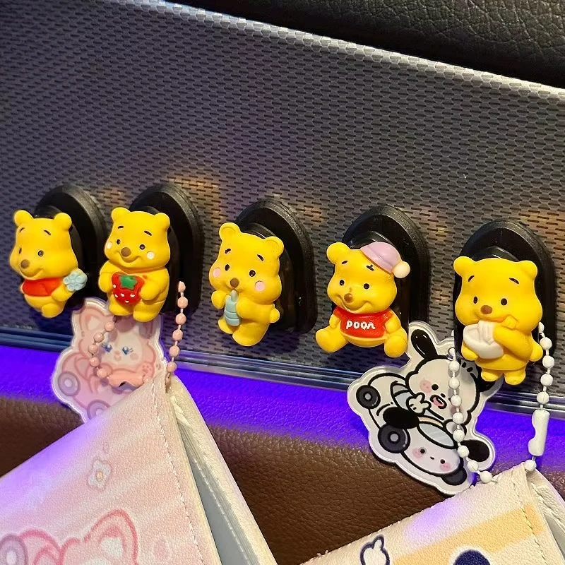 Winnie de Disney The Pooh Sanrio, gancho de almacenamiento adhesivo delantero para coche familiar, juego de adornos decorativos Kawaii de copiloto de coche de Pikachu de dibujos animados
