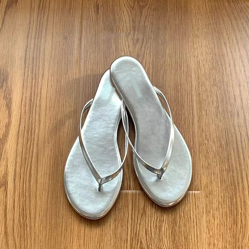 Sommerneue silberne Flip-Flops für Damen – modische flache Zehensandalen, perfekt für Outdoor-Bekleidung, Strand und Alltag, trendiger Stil
