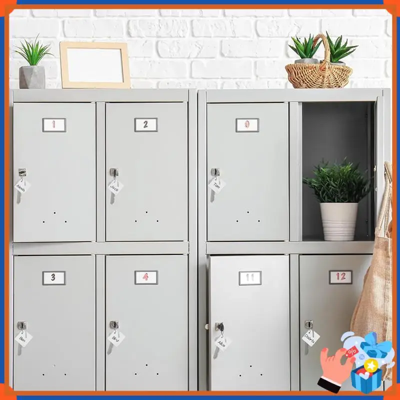 علامات مفاتيح مدمجة مكونة من 150 قطعة علامات تعليق بلاستيكية مربعة بيضاء مع علامات سوداء واحدة، خطافات معدنية لخزائن المفاتيح المشقوقة