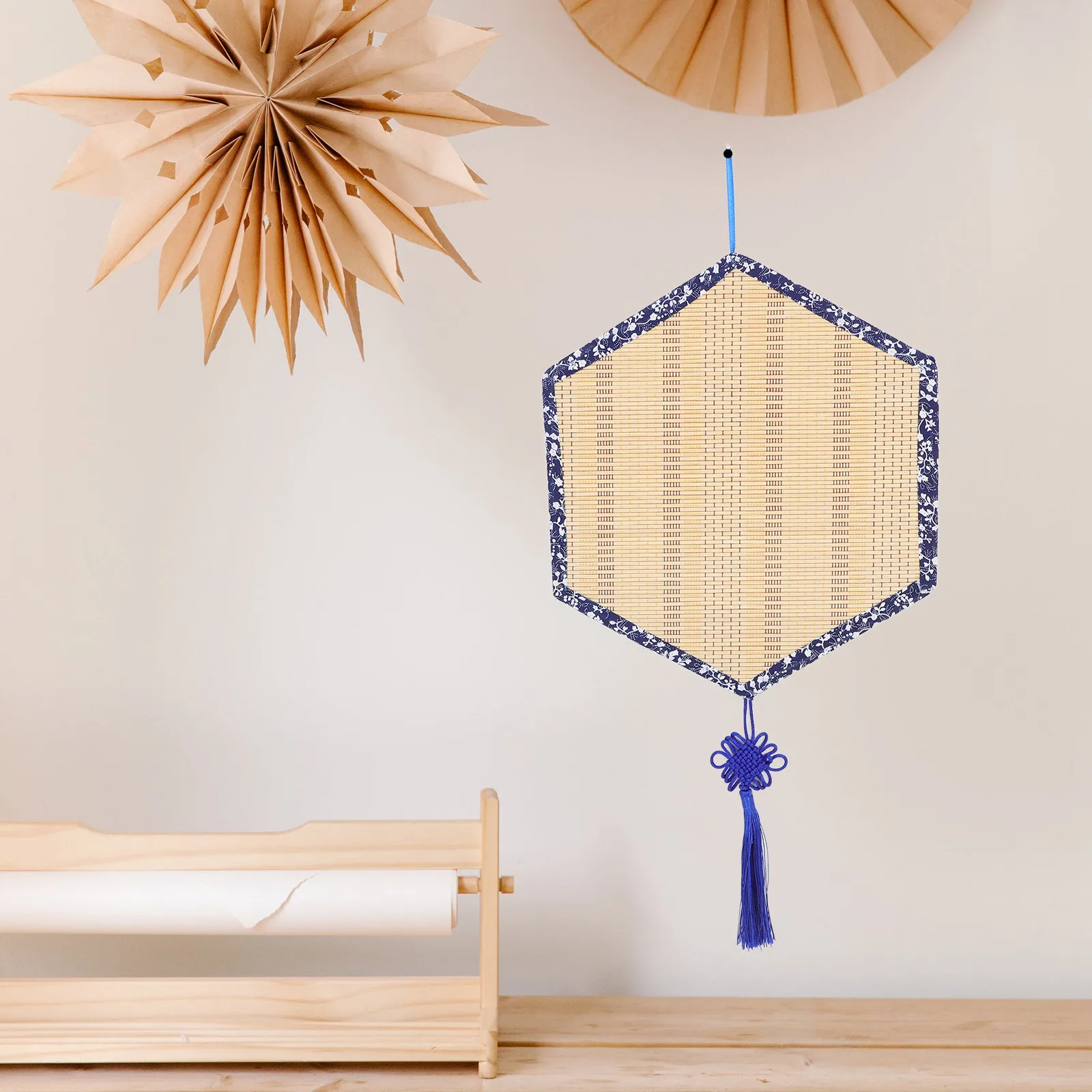 حصيرة سداسية منسوجة يدويًا من الخيزران مع حواف زهرية زرقاء عتيقة على الطراز الصيني جدار الفن لغرفة النوم وغرفة المعيشة المنسوجة