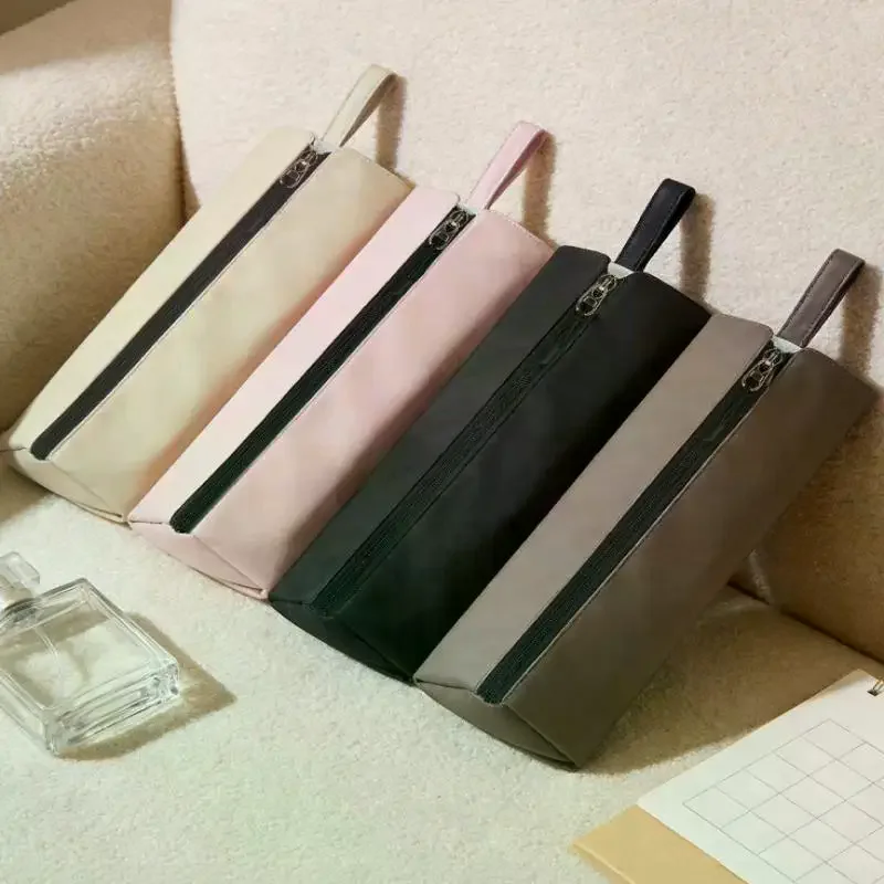 2-In-1 Heat-Resistant Pad And Storage Bag For Hair Curling Irons For Styling Equipped With Zipper Suspension Suitable For Desk