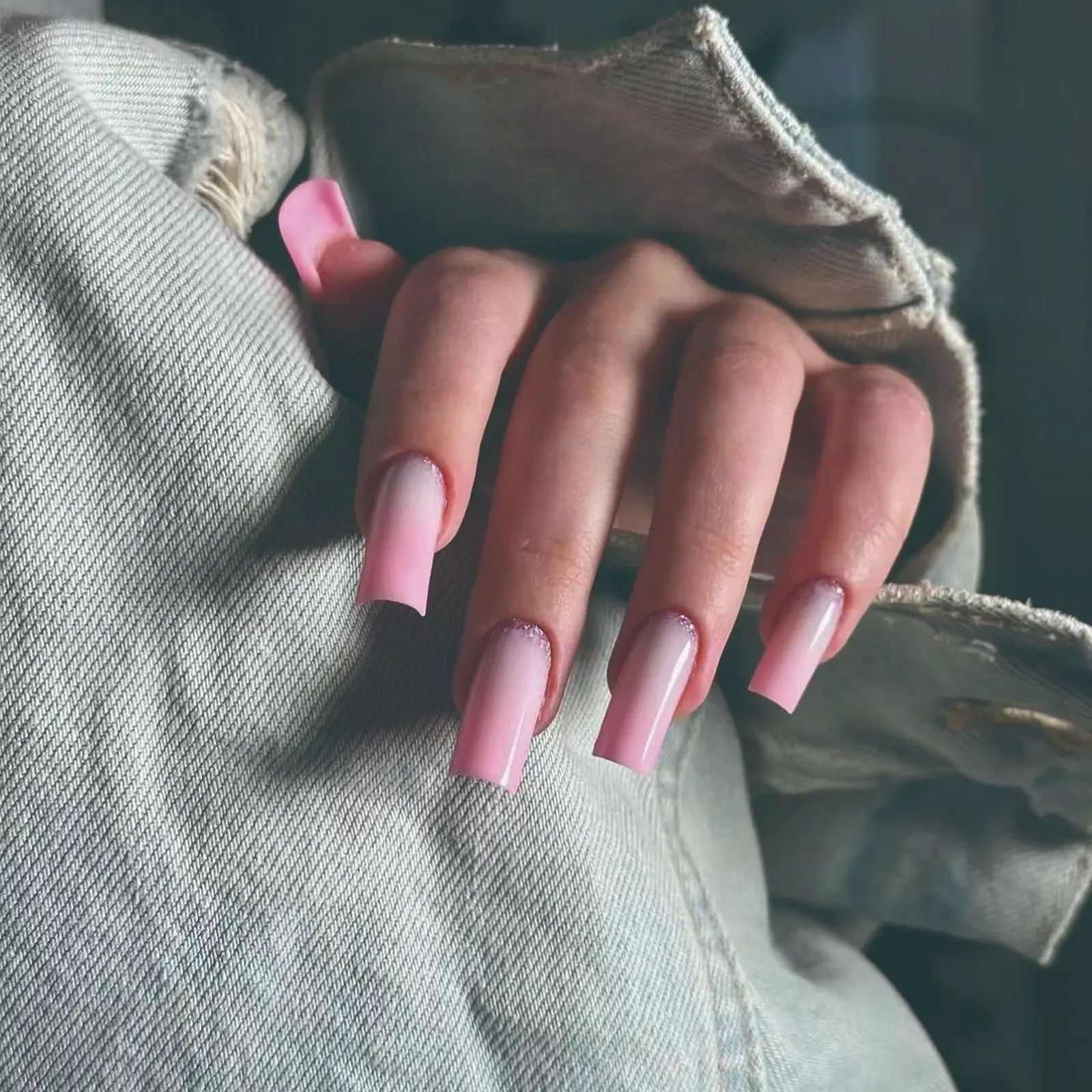 เล็บปลอมสีชมพูไล่เฉด 24 ชิ้น เล็บปลอมสีพื้นเรียบง่าย สไตล์มินิมอล ทรงเหลี่ยม แต่งเล็บแบบเต็มเล็บ ประดับกลิตเตอร์