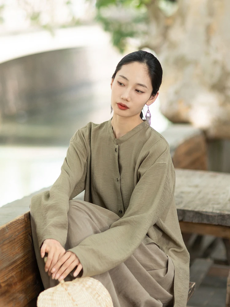 

Удобная мягкая рубашка для повседневной носки, свободного кроя, на одной пуговице, однотонная, простая, элегантная, с длинным рукавом, воротником-стойкой, из тонкого материала.