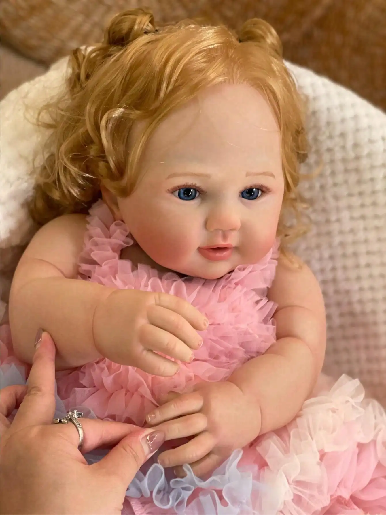 Bambola rinata grande da 25-26 pollici Romae |   Corpo in tessuto coccoloso |   Artista dipinto con tocco morbido e realistico |   Articolo da collezione