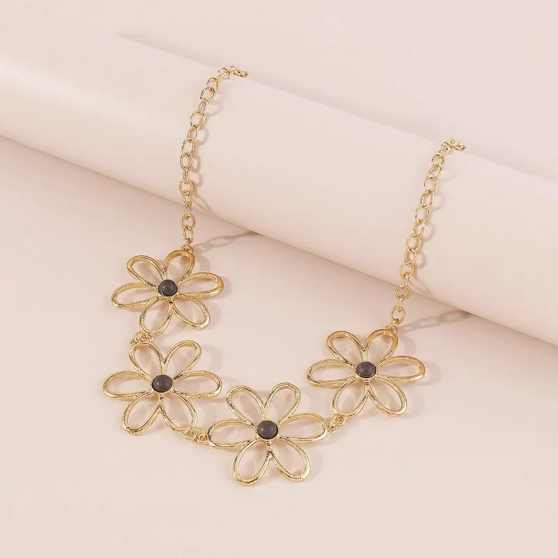 Golden Hollow Flower Designer Necklace for Women Fashion Wedding Party Flower Jewelry Fashion Accessories for Ladies Neck 2023