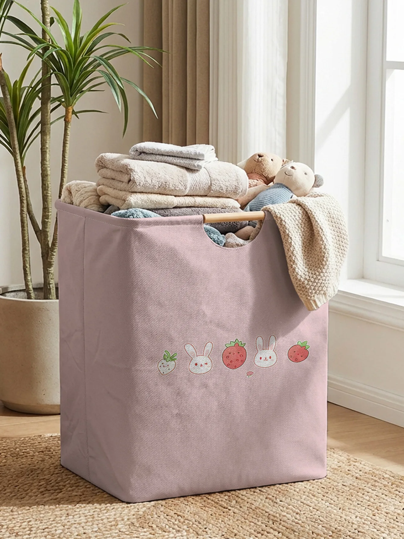 Aufbewahrungskorb mit Cartoon-Kaninchen- und Erdbeer-Print und Holzgriff für Kleidung, Spielzeug, Haushaltsaufbewahrung und Organisation